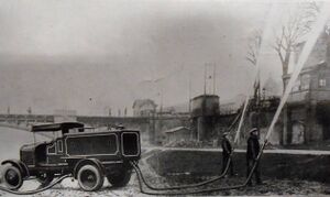 Photographie ancienne d'un véhicule de pompiers.