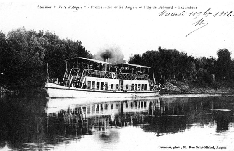 Fichier:Bateau entre angers et behuard.jpg