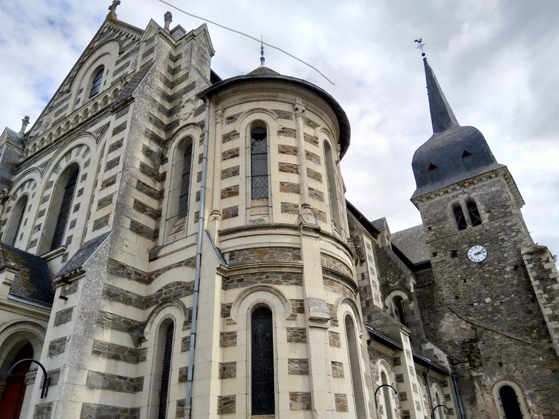 Fichier:Chanzeaux eglise Saint-Pierre 2019b.jpg