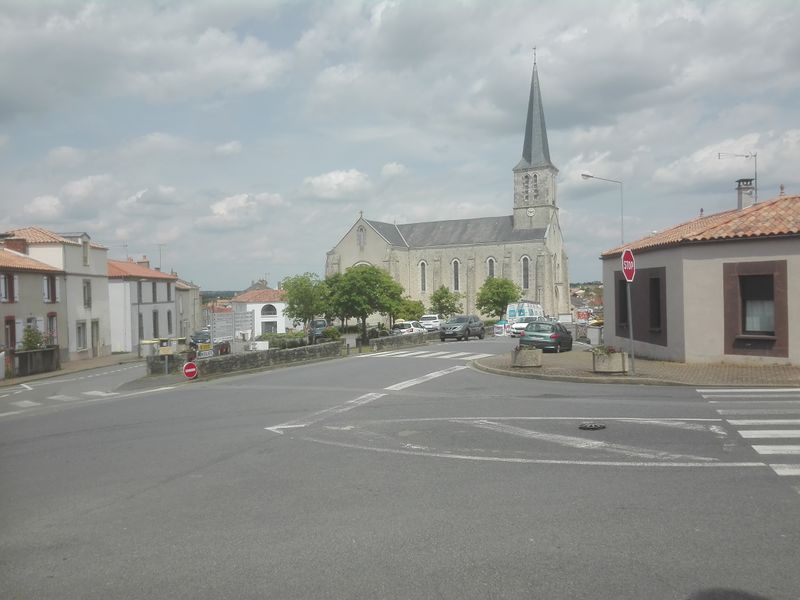Fichier:Saintchristophedubois bourg 2019a.jpg