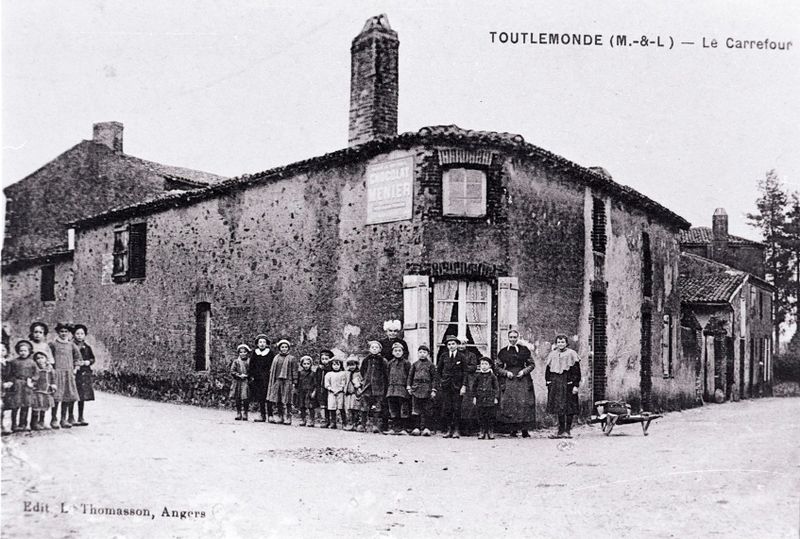 Fichier:Toutlemonde lecarrefour.jpg