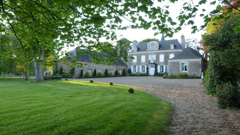 Fichier:Avire chateau montchevaleraie - 2014a.jpg