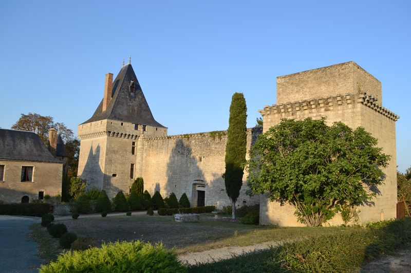 Fichier:Aubigne chateau 2020a.jpg
