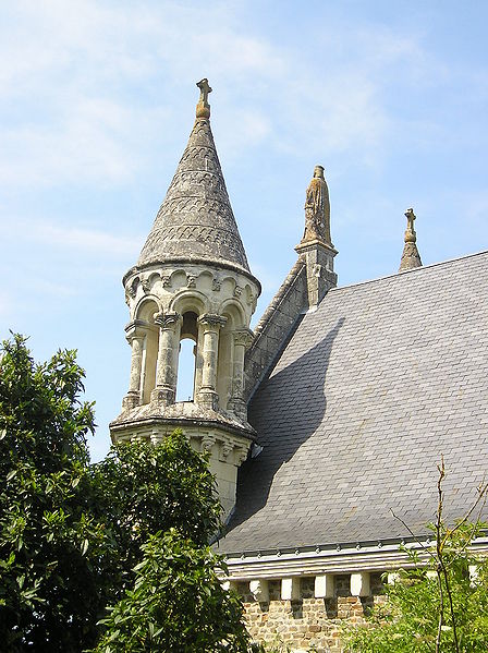 Fichier:Cornicheangevine chapelle saintebarbedesmines cote.jpg