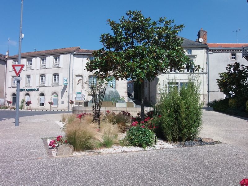 Fichier:Maulévrier place rue Joseph Foyer -2015c.JPG