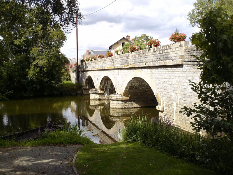 Fichier:Saintaubindeluigne pont-2008b.jpg