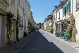 Fontevraud rue 2017a.jpg
