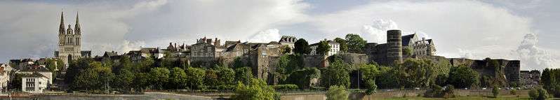 Fichier:Angers cathedrale chateau 2017a.jpg