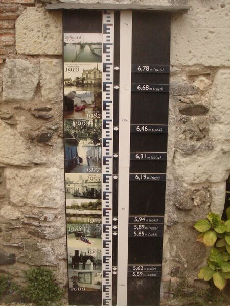 Fichier:Behuard echelle de crue 2009.jpg