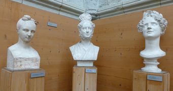 Trois bustes féminins