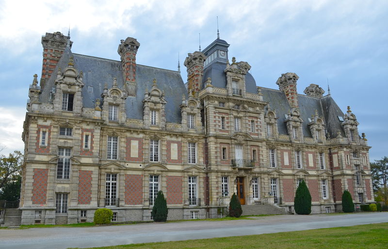 Fichier:Lire chateau turmeliere - 2011a.jpg