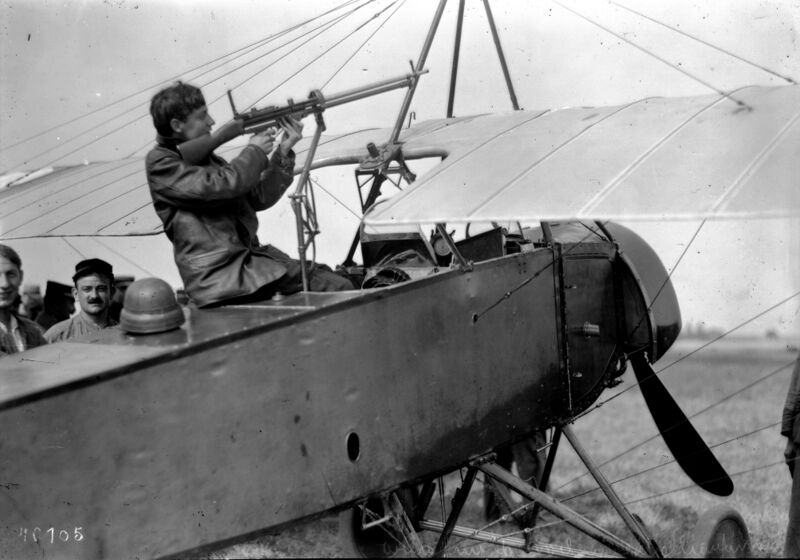 Fichier:WWI-1916-mitrailleuse sur monoplace.jpg