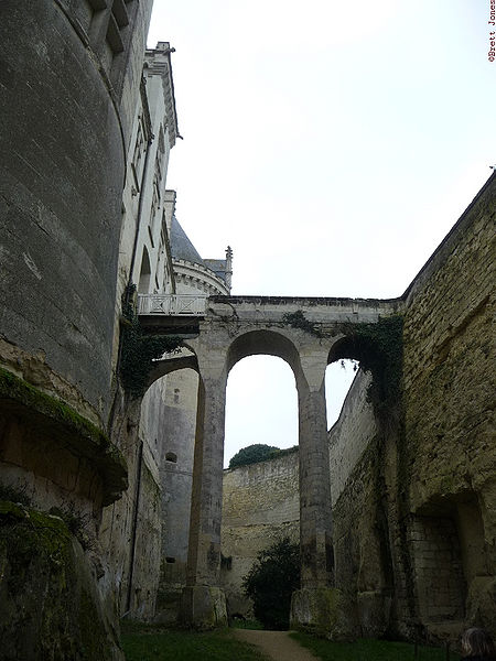 Fichier:Breze chateau douves 2011-1.jpg