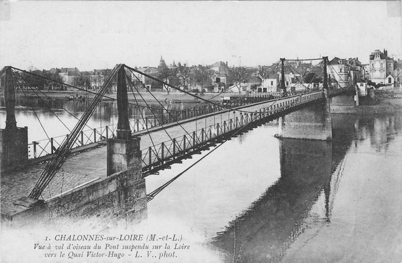 Fichier:Chalonnessurloire pont quai vhugo.jpg