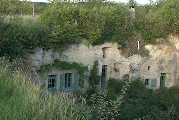 Photographie d'un habitat troglodyte.