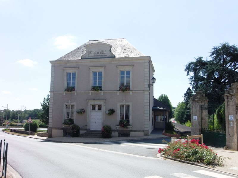 Fichier:Maulévrier Hôtel de ville - 2015b.JPG