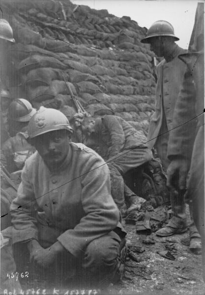 Fichier:WWI-1915-tranchee francaise.jpg