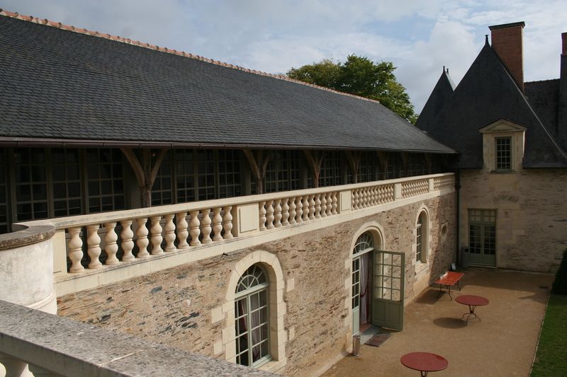 Fichier:Avrille chateau perriere 2010f.jpg