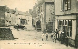 Carte postale ancienne de la place de la mairie.