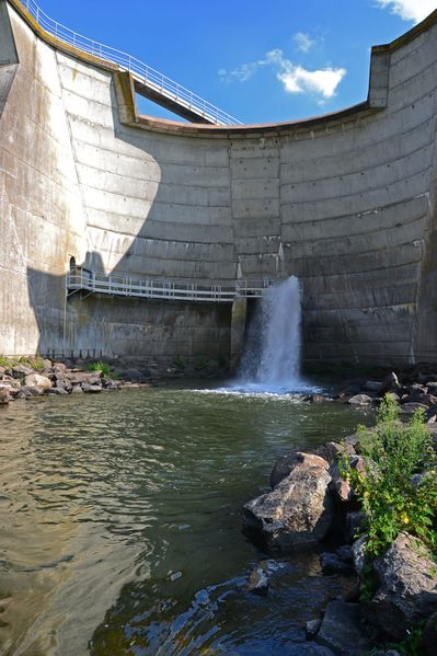 Fichier:Lac du verdon barrage 2011a.jpg