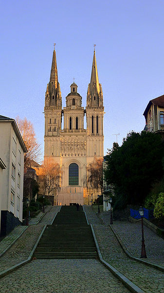 Fichier:Angers cathedrale montee saintmaurice 2011.jpg