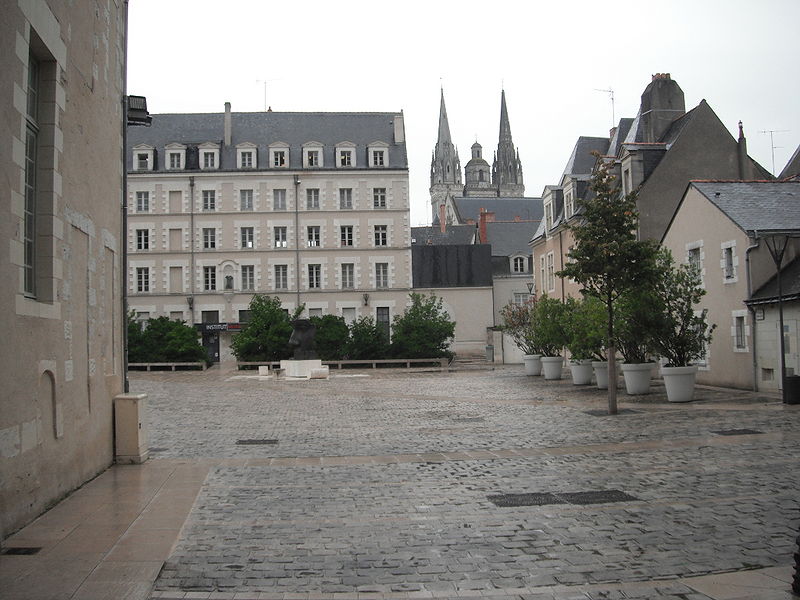 Fichier:Angers place saint-eloi 2013.jpg