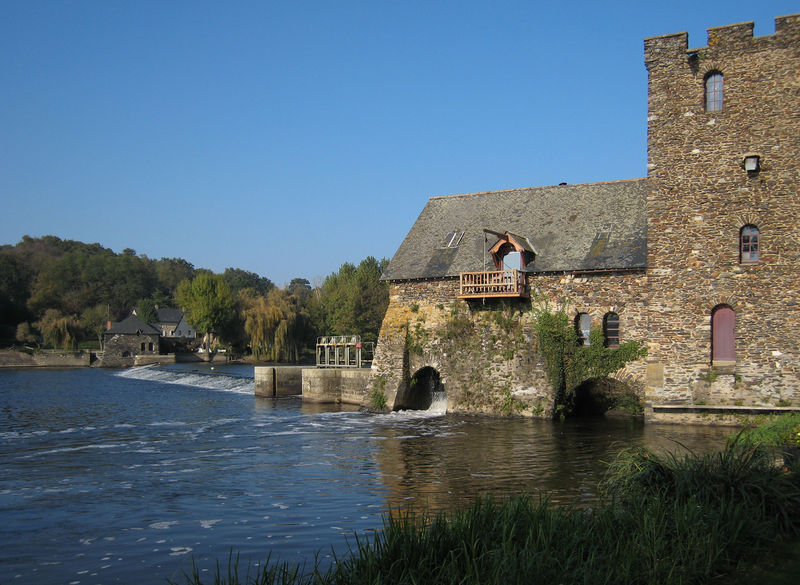 Fichier:Mayenne a chenillechange 2007a.jpg