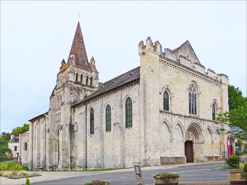 Fichier:Cunault eglise notre dame-2014a.jpg