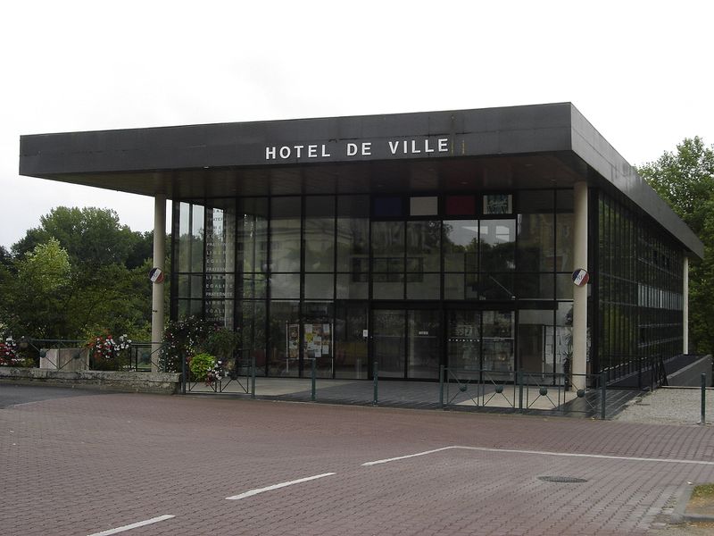 Fichier:Baugé mairie 2009a.jpg