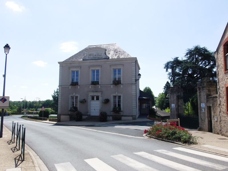 Fichier:Maulévrier Hôtel de ville - 2015a.JPG