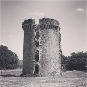 Photographie des vestiges du château de la Bouëre.