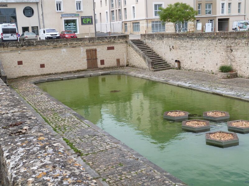Fichier:Douelafontaine lavoir fontaines 2024b.jpg