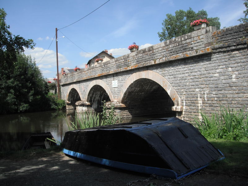 Fichier:Saintaubindeluigne pont-2012a.jpg